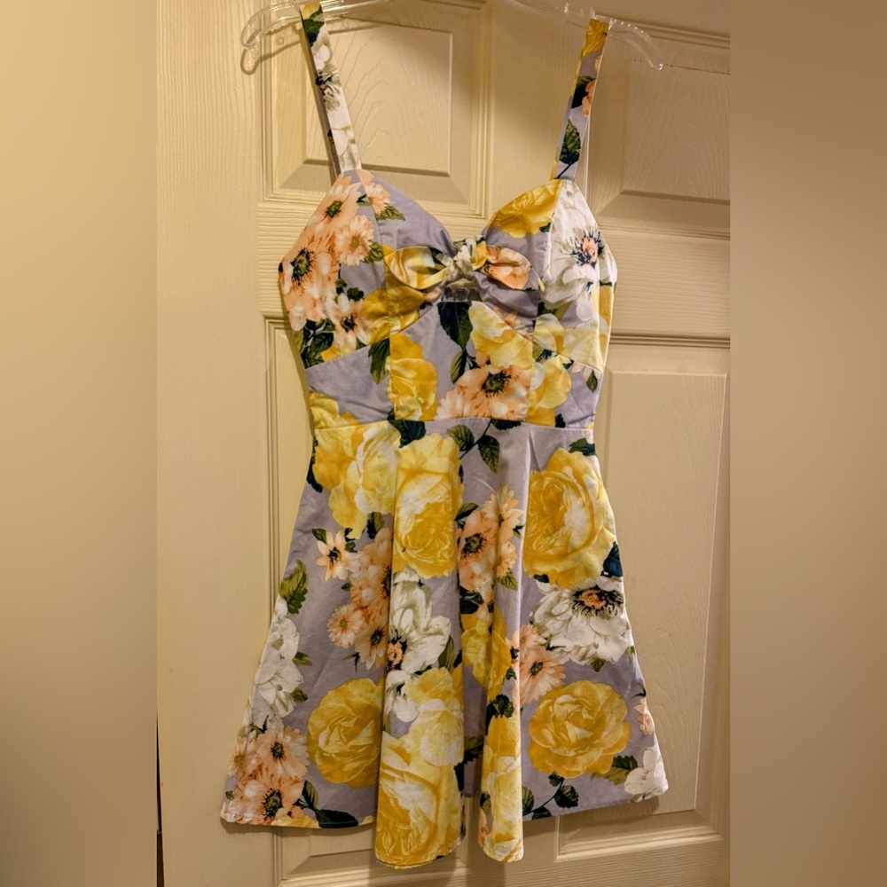 Speechless Floral Mini Dress
Side pockets,built-in bra, A-Line